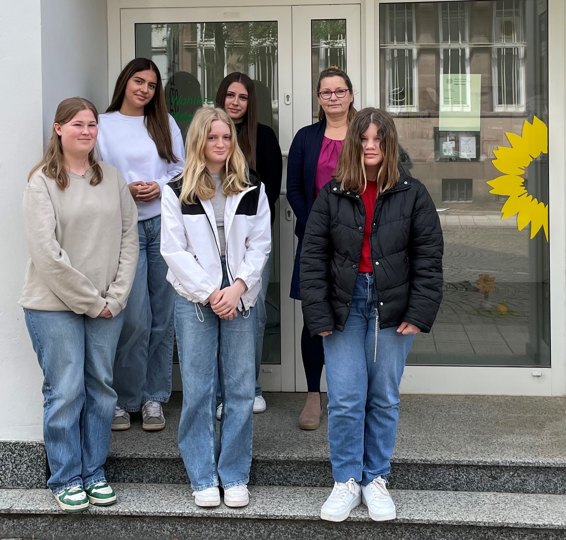 Die fünf Teilnehmerinnen des Zukuftstags und eine Mitarbeiterin des Bundestagsabgeordneten Helge Limburg stehen auf den Stufen vor dem Wahlkreisbüro in Holzminden.
